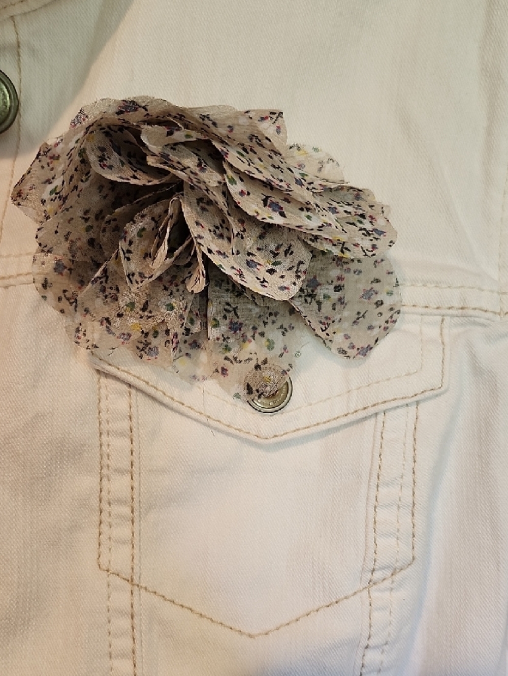 BandolinoBlu White Denim Jacket with Beige Floral Appliqué - Picture 3 of 9